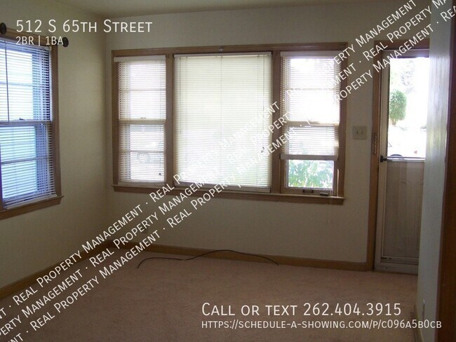 Building Photo - Two Bedroom Single Family Home in the hear...