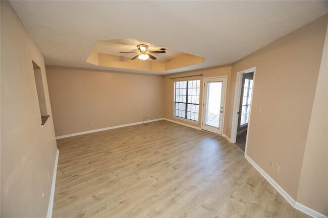 Foto del edificio - 510 Hollow Wood Rd