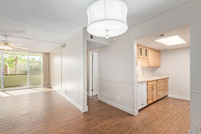 Foto del edificio - 7625 E Camelback Rd