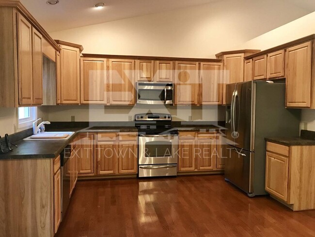Building Photo - Spacious 3 Bedroom, 2 Bath Home On A Quiet...