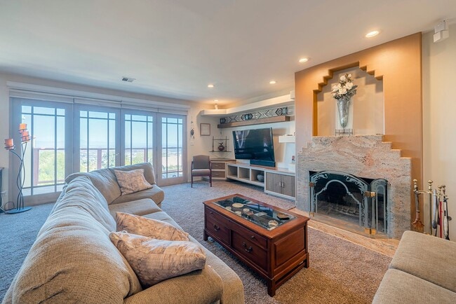 Building Photo - Gorgeous Soutwestern Home with Sweeping Oc...