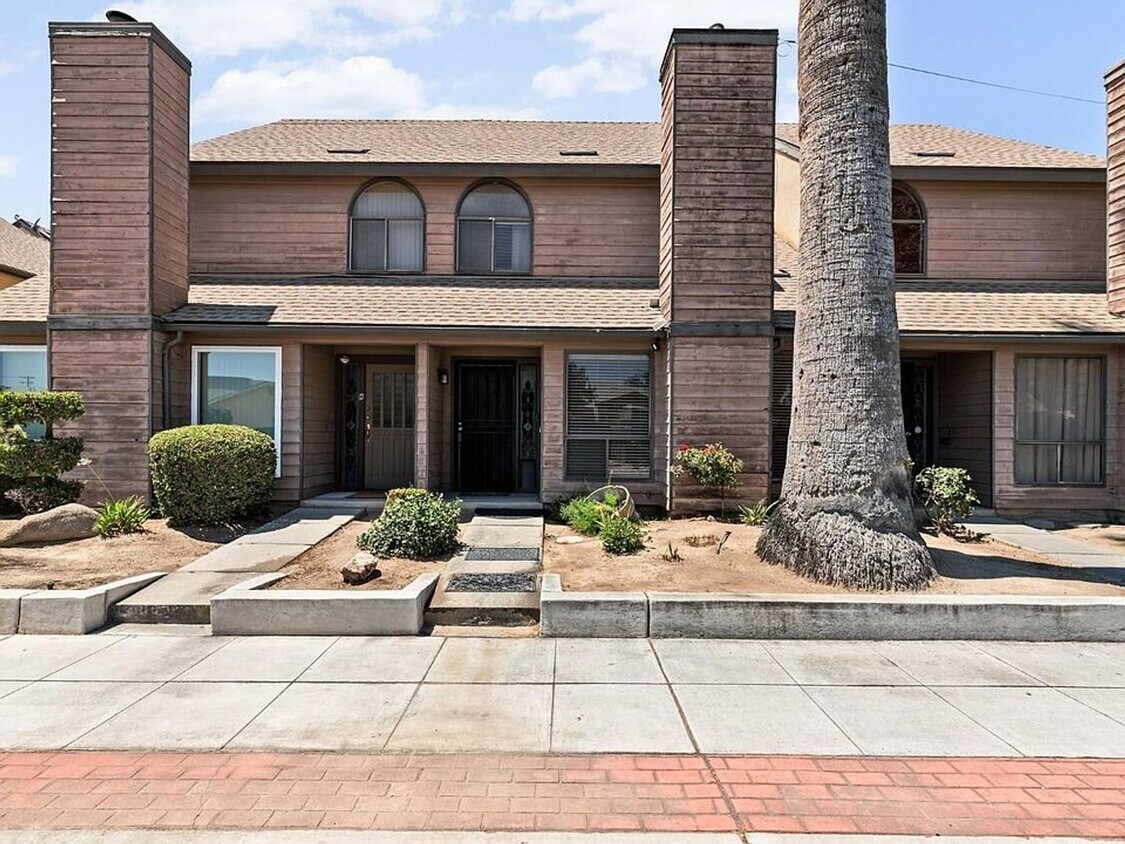 305 E 4th St, Madera, CA 93638 Condo for Rent in Madera, CA