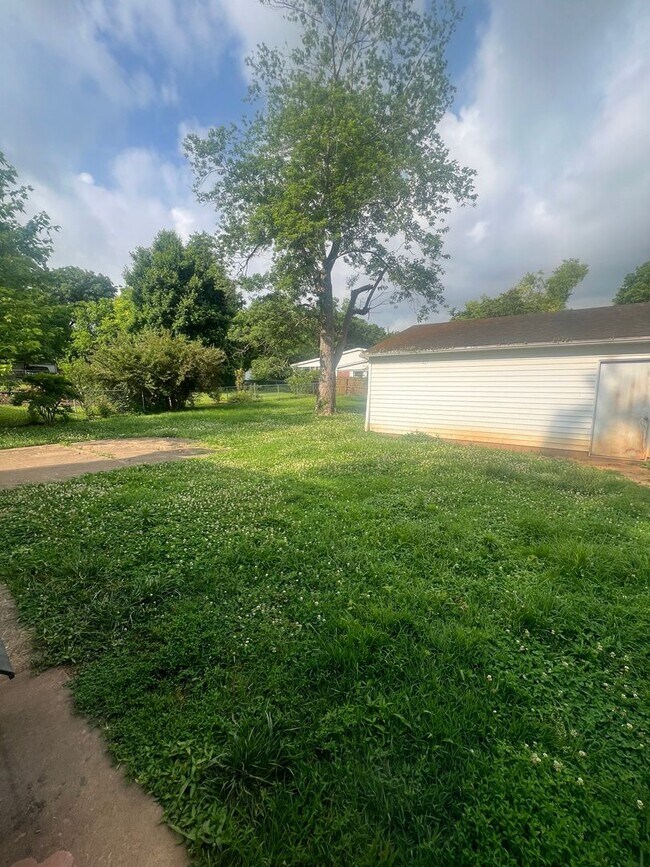 Building Photo - 3 Bed/1.5 Bath House