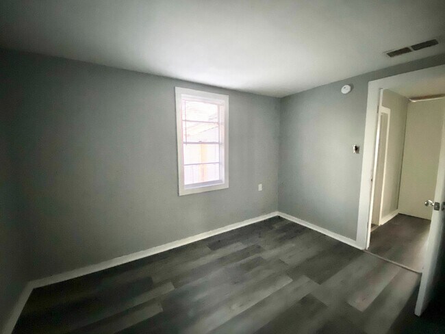Building Photo - Cute 3 bedroom/1 bath with a Brand New Kit...