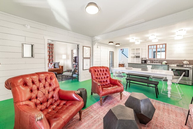 Foto del edificio - 108 Featherbone Ave