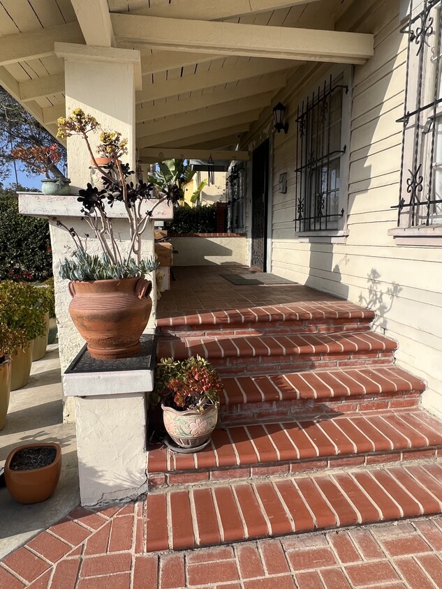 Building Photo - 2114 S Rimpau Blvd