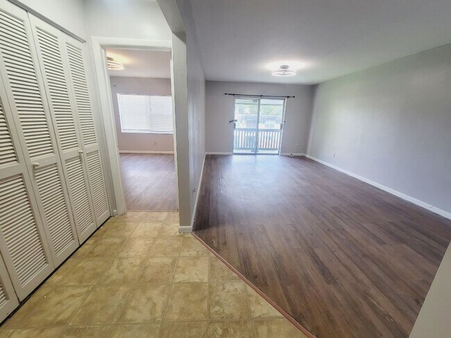 Foto del edificio - UPDATED 1/1 in Walkable Location w/ Solid Floors, Community Pool, & Washer/Dryer! Avail NOW for $...
