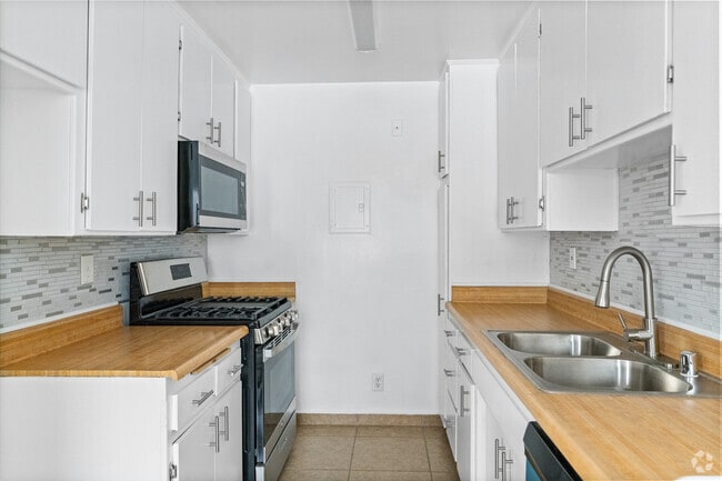 1BR, 1BA -750SF - Kitchen - Burbank Villas