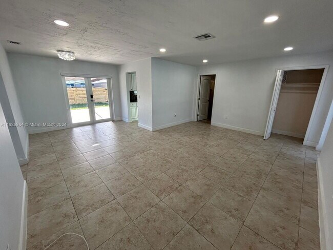 Building Photo - 1000 NW 76th Terrace