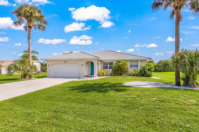 Building Photo - 4744 Pompano St