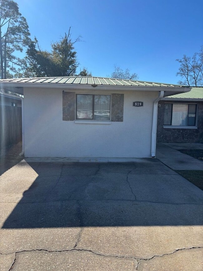 Building Photo - Spacious 3 Bedroom 2 Bath apartment!