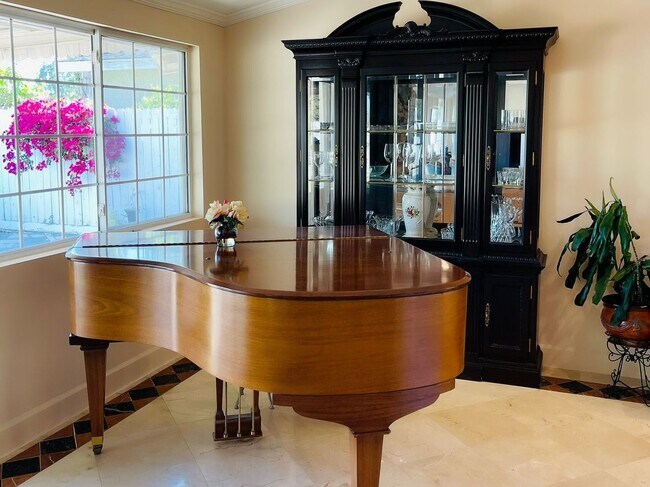 Foto del edificio - Stunning Woodland Hills Home with Sweeping Views