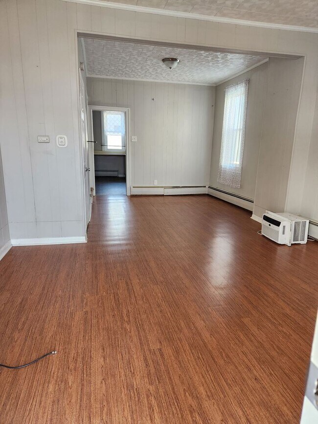 Building Photo - 2 br, 1 bath House - 182 W. BROAD STREET