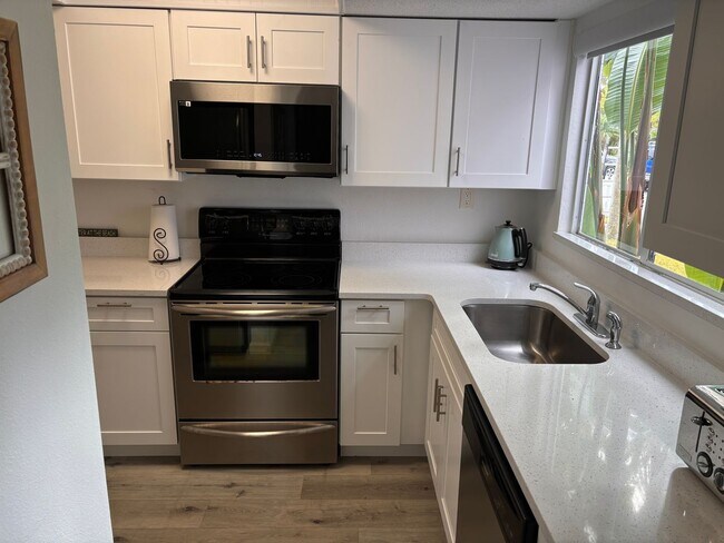 Foto del edificio - Furnished Beachside Townhome 2 bedroom/ 1.5 bath Dog Friendly Walk to beach