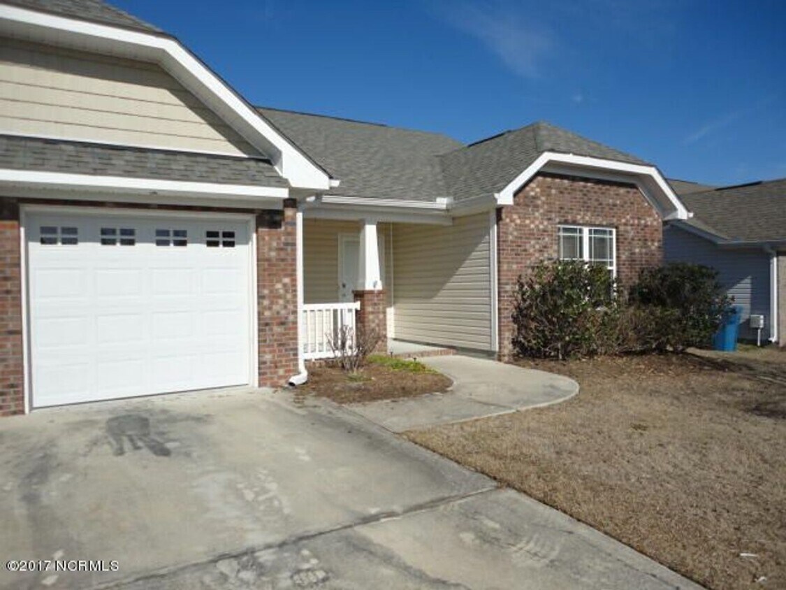 Foto principal - Three Bedroom Two Bath Home