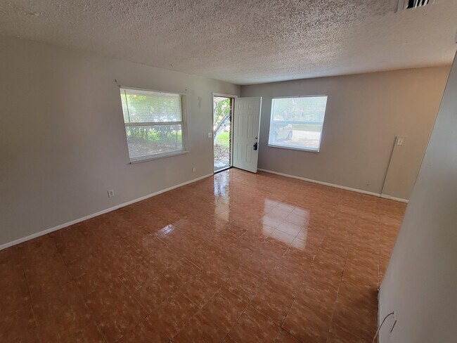 Foto del edificio - 3135 Pine Tree Ave