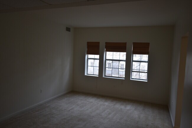 Foto del edificio - Colonial Village Key Blvd