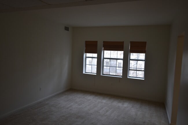 Building Photo - Colonial Village Key Blvd