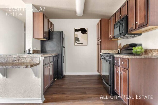 Foto del edificio - 16950 I-35