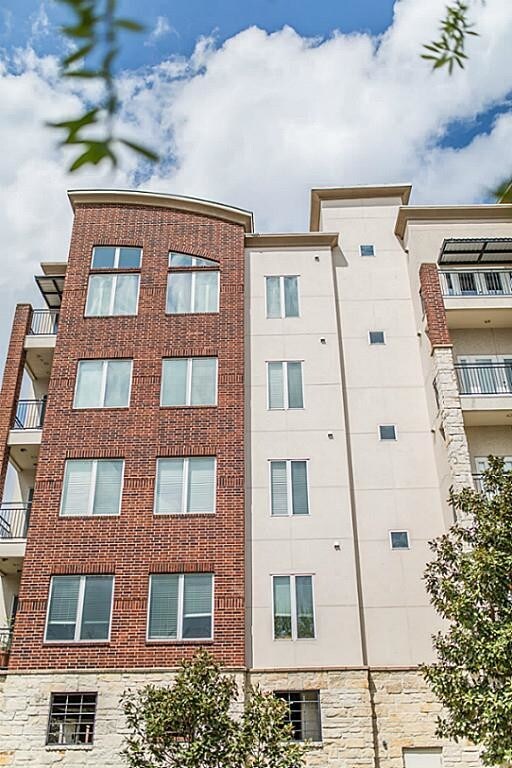 Building Photo - 100 Willard St