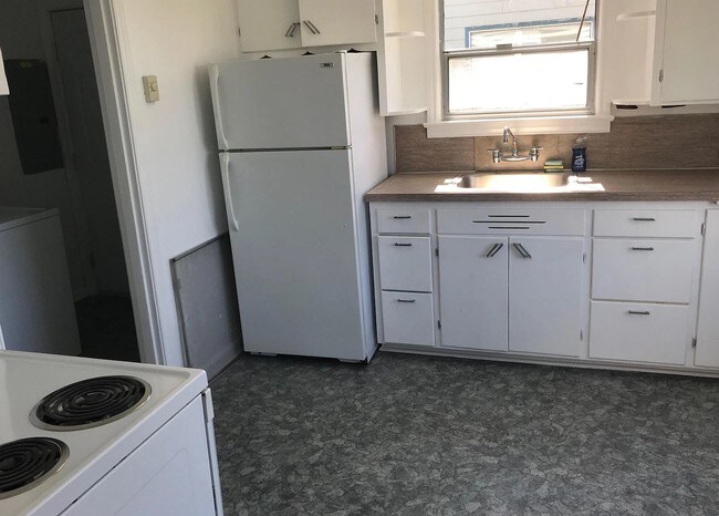 Building Photo - 6833 S Pine St