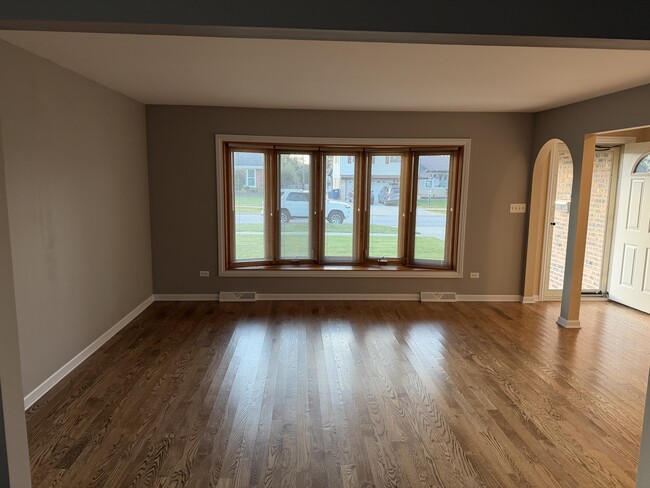 Building Photo - 585 Leahy Cir