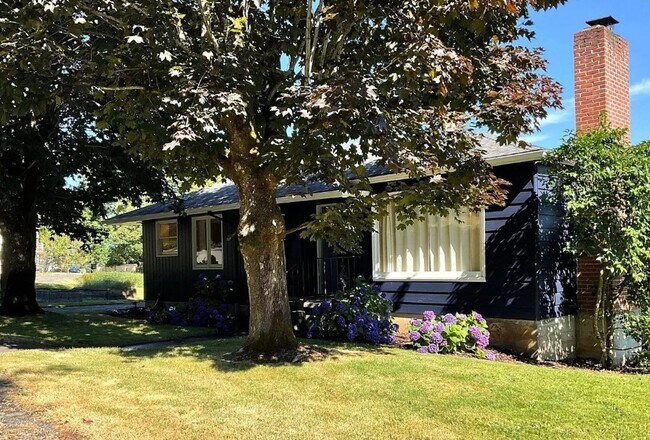 Foto del edificio - Charming Maplewood SFH with garden beds, fruit trees and finished basement