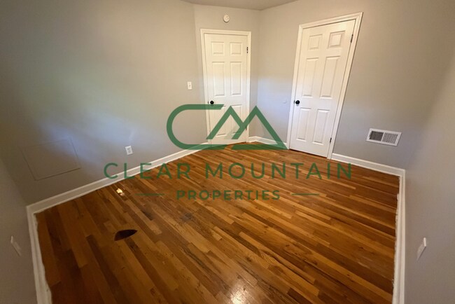 Building Photo - 2 Bedroom 1.5 Bath Townhome Minutes from D...