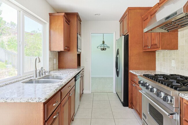 Foto del edificio - 4 Bed | 2.5 Bath Single-Family Home at the Base of Cowles Mountain