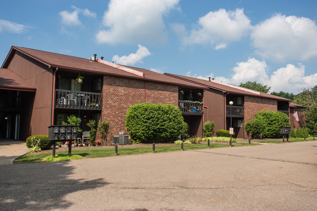 Building Photo - Quail Hollow Apartments