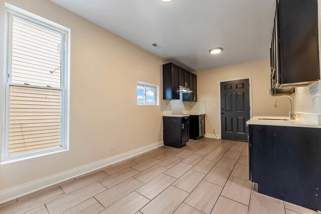 Building Photo - 6833 S Champlain Ave