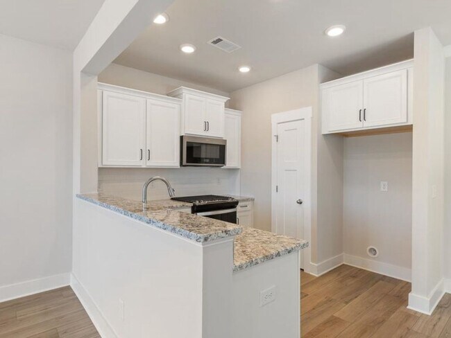 Foto del edificio - 4 Bedroom Townhome in Spartanburg