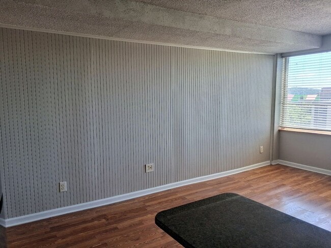 Building Photo - Fantastic deal on a great location!  This studio/1bath is available for EARLY MOVE IN at $1000/month