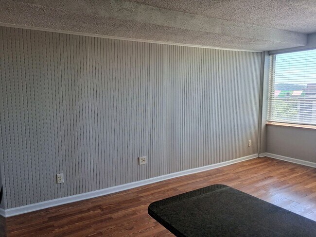 Foto del edificio - Fantastic deal on a great location!  This studio/1bath is available for EARLY MOVE IN at $1000/month