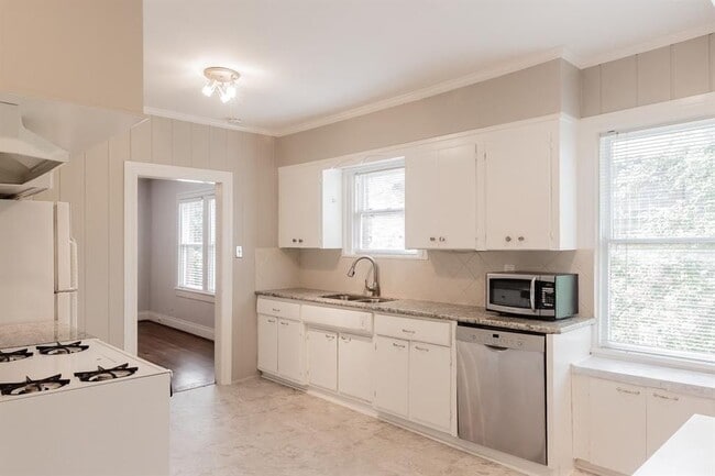 Spacious kitchen - 1212 Milford St Apartments