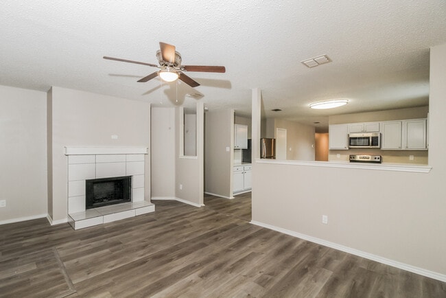 Foto del edificio - 16516 Woodside Dr