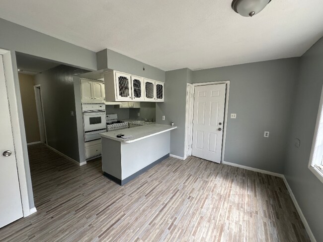 Foto del edificio - 7819 Jeffries Ave