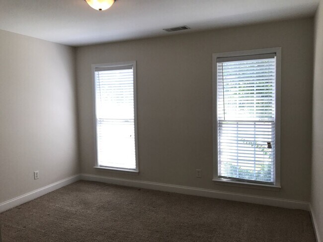 Building Photo - 819 Maple Dr