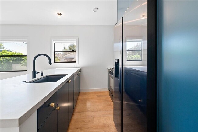 Building Photo - Beautiful One Bedroom Apartment | Modern F...