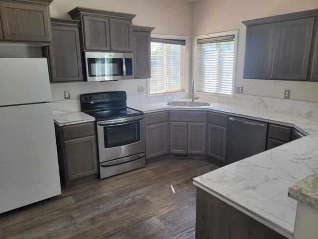 Foto del edificio - Great Location! 4 bedroom!