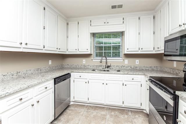 Building Photo - 2401 Cypress Dr