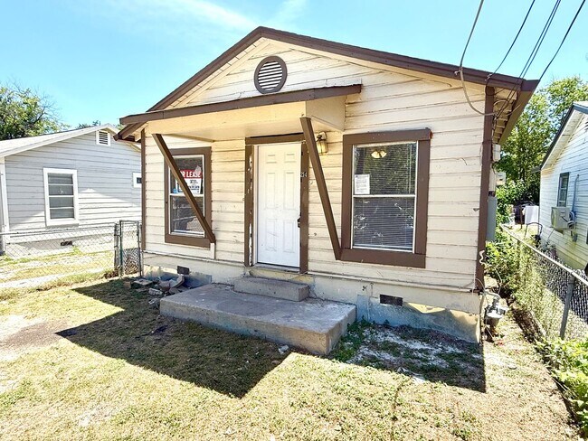 Building Photo - **APPLICATION RECEIVED** **MOVE IN SPECIAL...