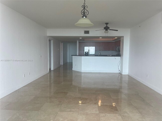 Foto del edificio - 15051 Royal Oaks Ln