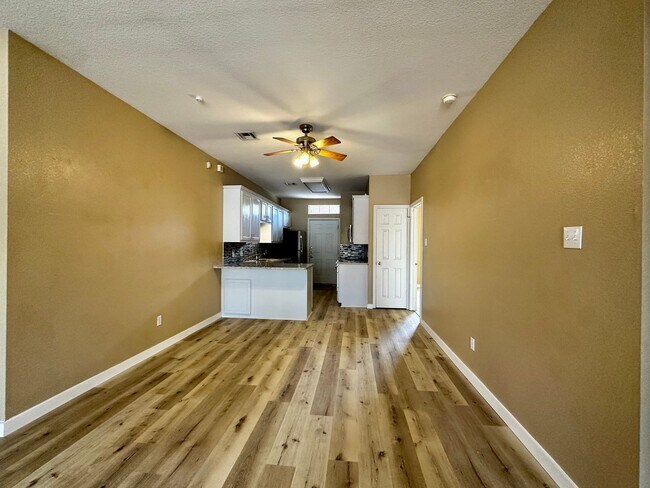 Building Photo - 4/4 Duplex in the Baylor Bubble!