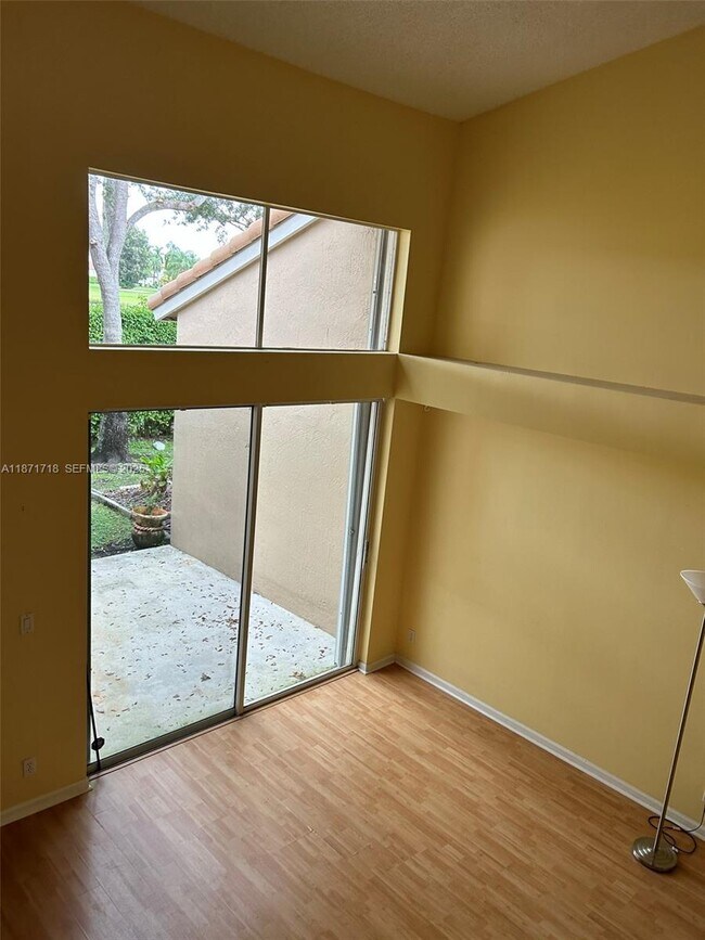 Foto del edificio - 15851 SW 10th St