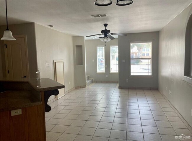 Building Photo - 1402 W Fig Ave