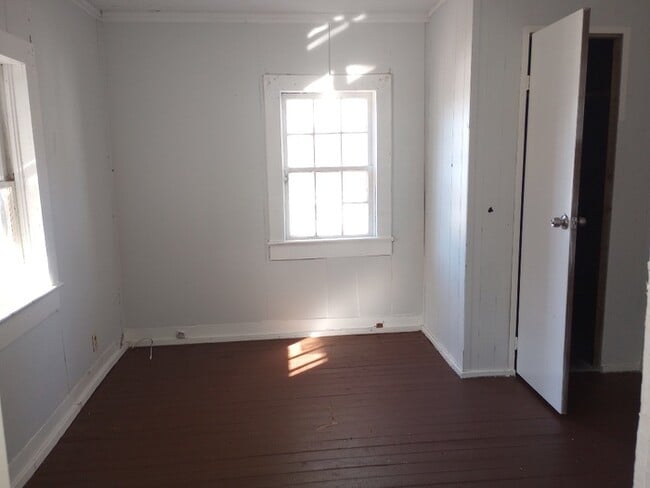 Building Photo - 2 Bedroom 1 Bathroom