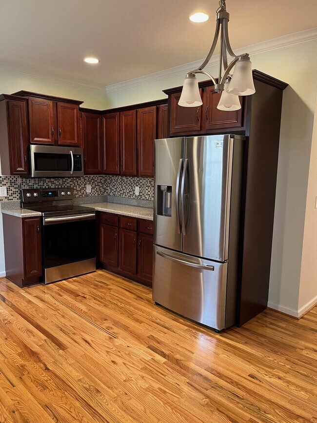 Foto del edificio - "Charming 2-Bed, 2-Bath Condo with Gleaming Hardwood Floors in Fairview's Fernvale Springs!"