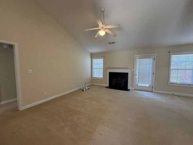 Building Photo - Elon / Townhome