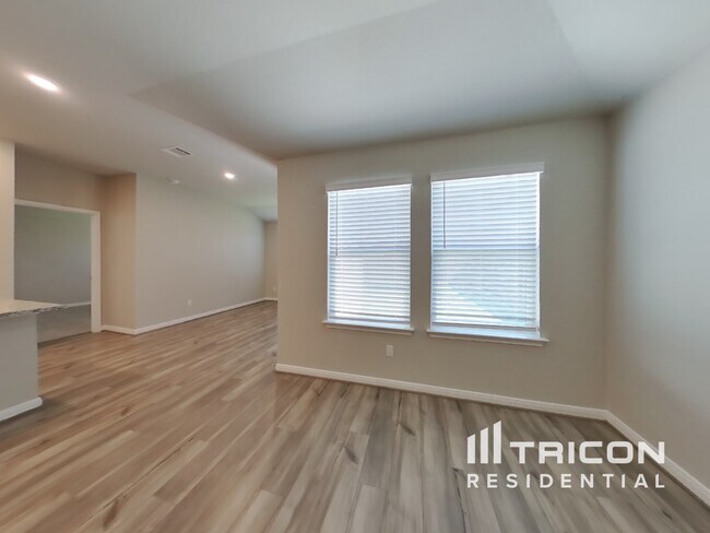 Foto del edificio - 13606 Paxton Blvd